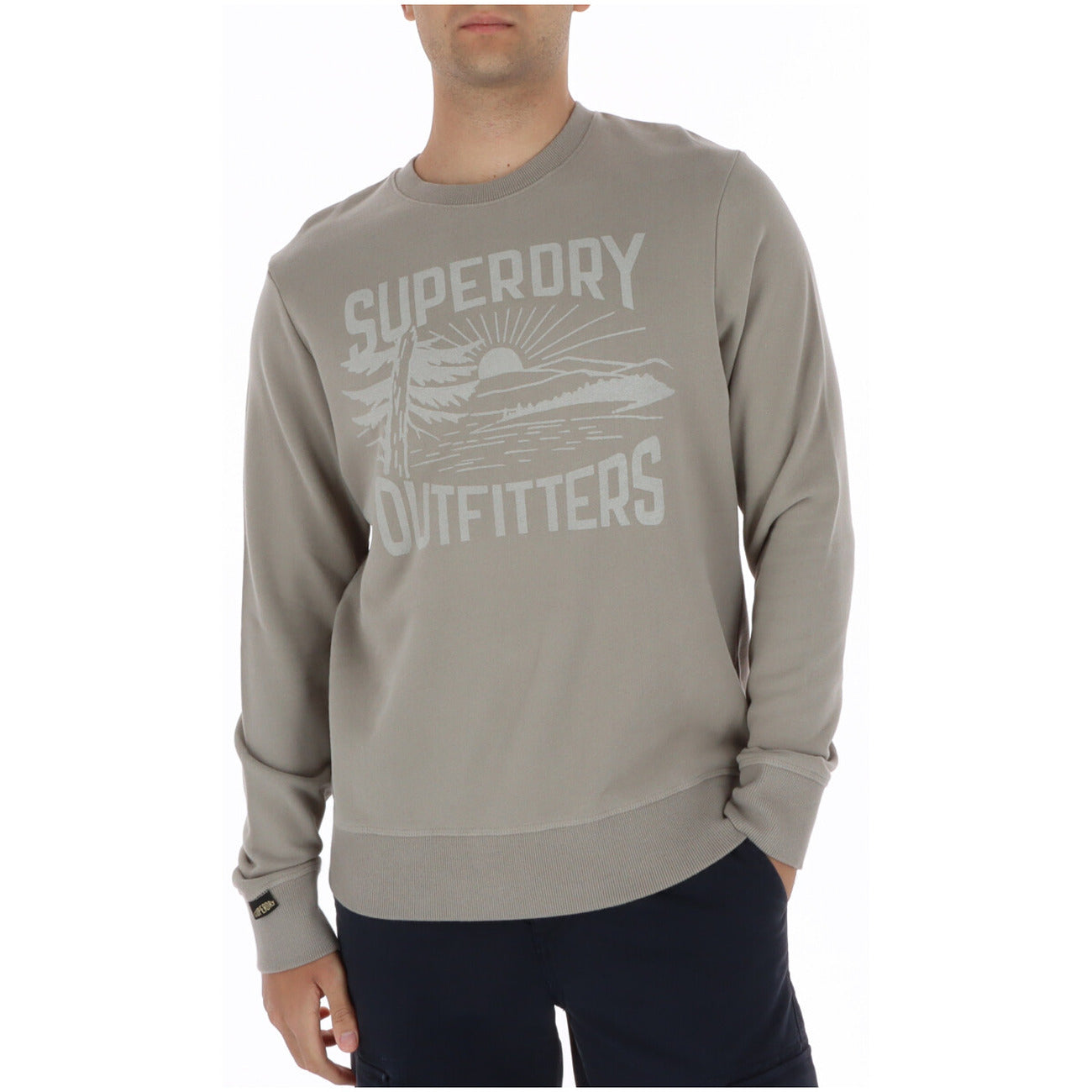 Felpa Superdry Retro Outdoor; Comfort Fit. Colore beige, grafica vintage, interno spazzolato. Maglia uomo girocollo, morbida e traspirante per la PE26. Vista frontale 