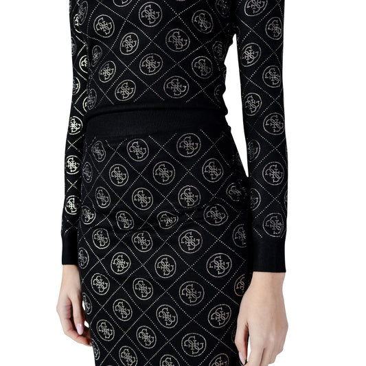 Guess Minigonna nera 4G Logo & Strass; gonna in maglia elasticizzata con rifiniture luminose e vita alta confortevole. Capo iconico e femminile dal carattere sofisticato. Vista frontale dettaglio logo 