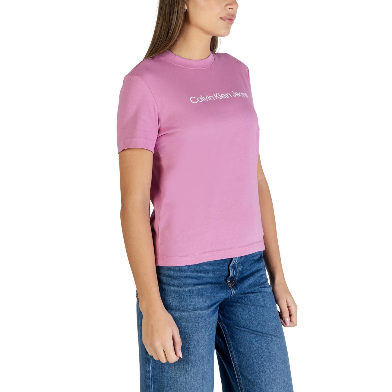 T-shirt Calvin Klein Jeans A- INST. LOGO CLASSI donna rosa con stampa maniche corte scollo tondo 100% cotone - vista laterale frontale indossata da modello