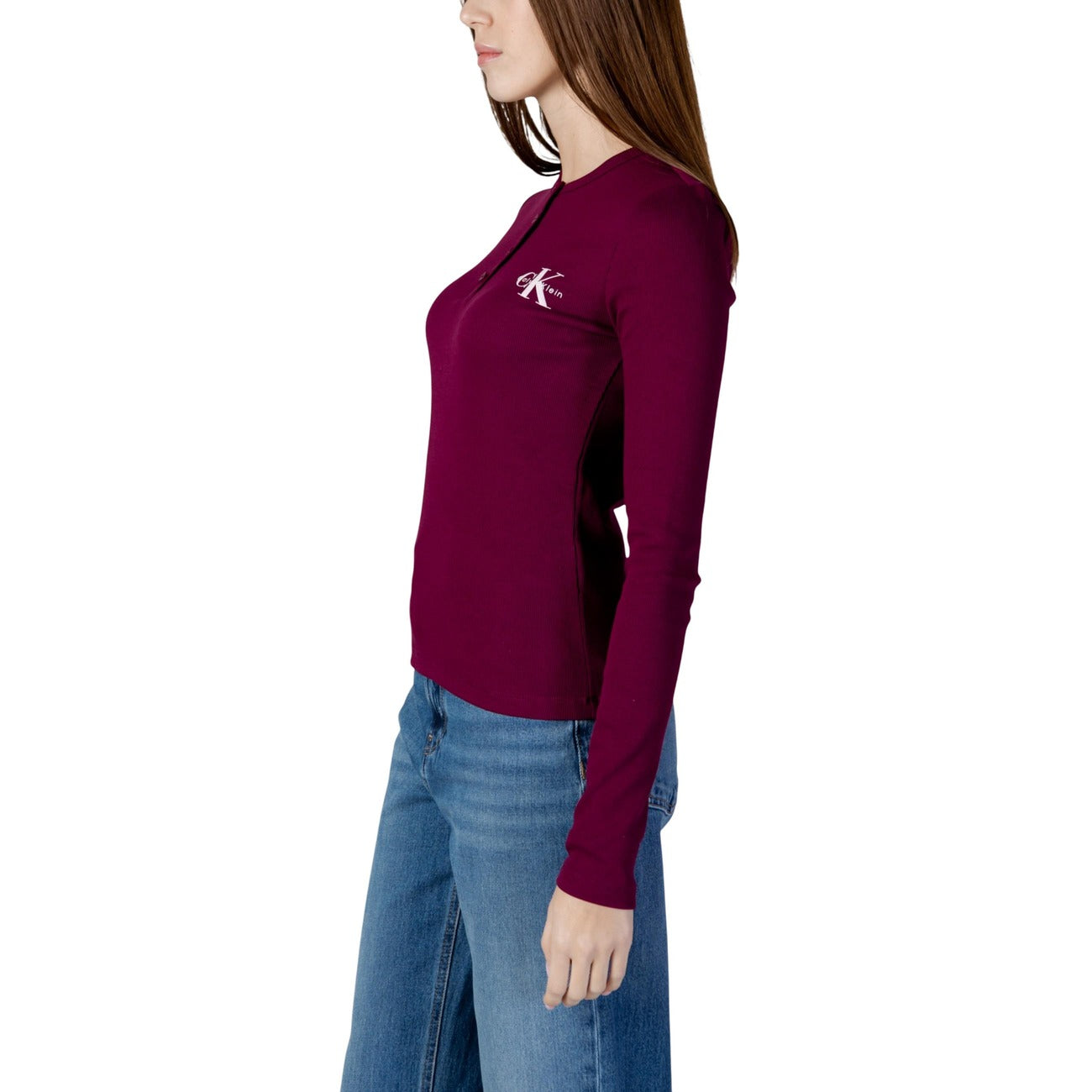 Maglia Manica Lunga CK Jeans; Bordeaux. 95% Cotone, 5% Elastam. Scollo con bottoni, vestibilità stretch, logo ricamato. Stile casual raffinato ideale per il layering. Vista laterale 
