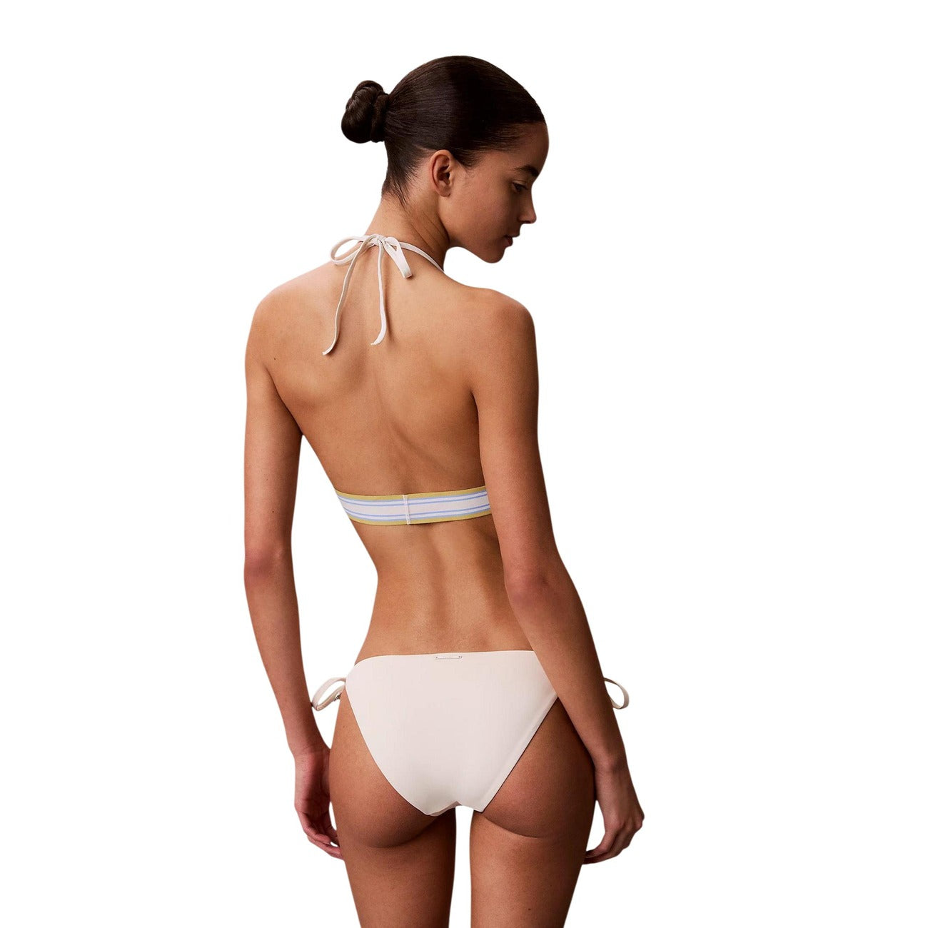 Bikini Top Calvin Klein CK Icon; Triangolo al collo. Tessuto quick-dry stretch, imbottitura staccabile, fascia elastica con logo. Stile iconico Calvin Klein Jeans. Vista posteriore 