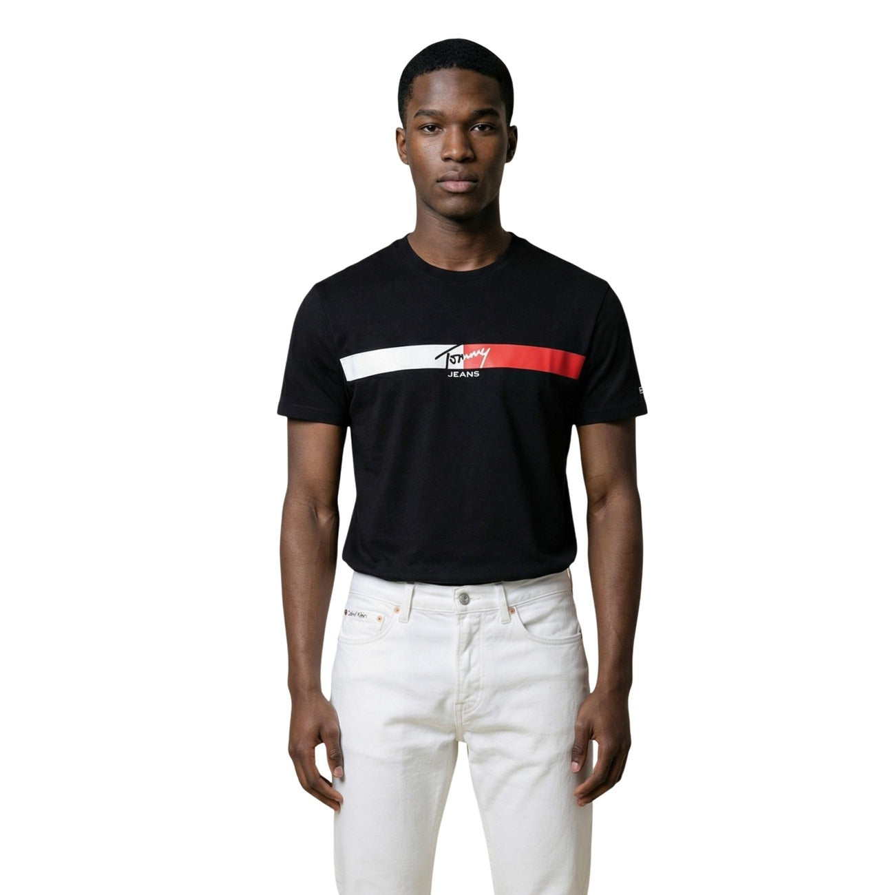 Dettaglio t-shirt Tommy Hilfiger Jeans uomo nera con stampa logo frontale e vestibilità regular
