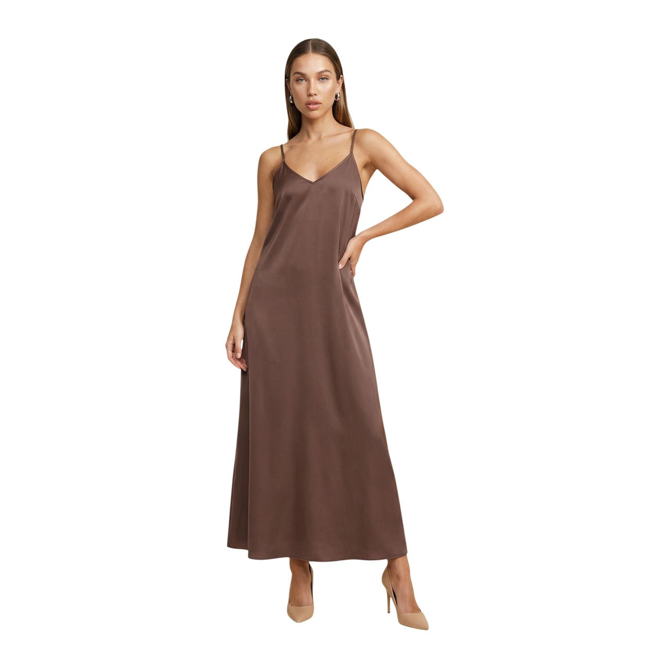 Abito lungo Only marrone; 85% Viscosa, 15% Poliestere. Spalline sottili, scollo a V, stile elegante e leggero. Vestito fluido tinta unita per eventi e serate. Vista frontale 
