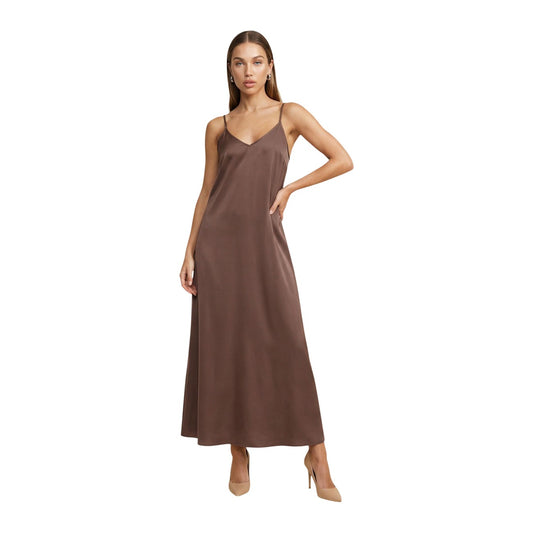 Abito lungo Only marrone; 85% Viscosa, 15% Poliestere. Spalline sottili, scollo a V, stile elegante e leggero. Vestito fluido tinta unita per eventi e serate. Vista frontale 