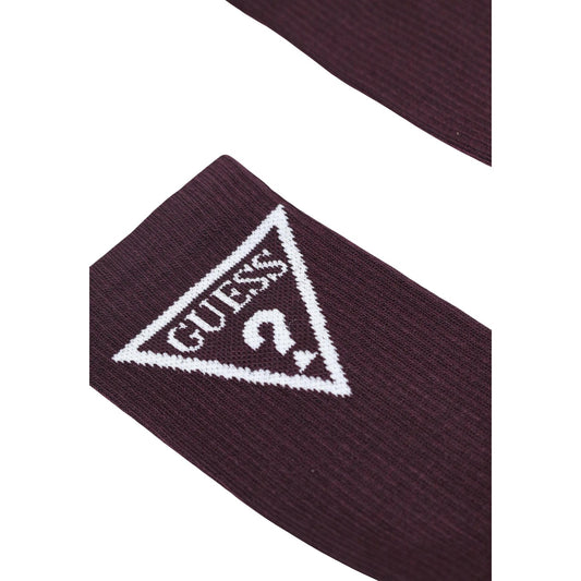Calze rosa e viola donna Guess V2GZ00 ZZ00. Calzettoni a metà polpaccio in spugna di cotone viola e rosa con logo triangolo Guess Made in Italy.