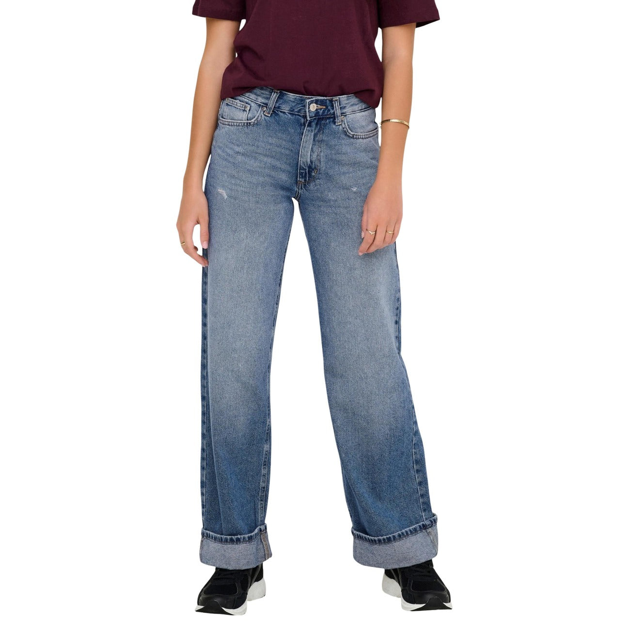 Jeans Wide Only Onlella; Blu. 100% Cotone. Gamba larga, fondo risvoltato, vita media. Vestibilità loose fit comoda e originale, stile 4 stagioni. Frontale 