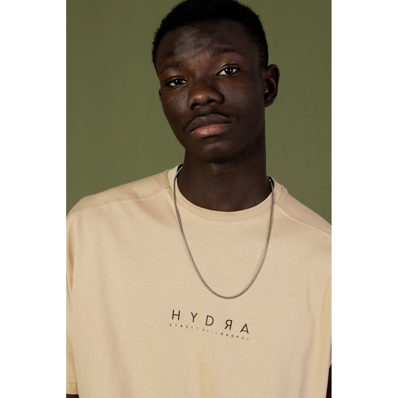 Completo shorts e t-shirt Hydra Clothing uomo beige modello NEW UNI. Tuta corta estiva stile streetwear minimalista in jersey di puro cotone con maglietta manica corta e pantaloncino con coulisse e tasche, abbigliamento casual e comodo da tempo libero.