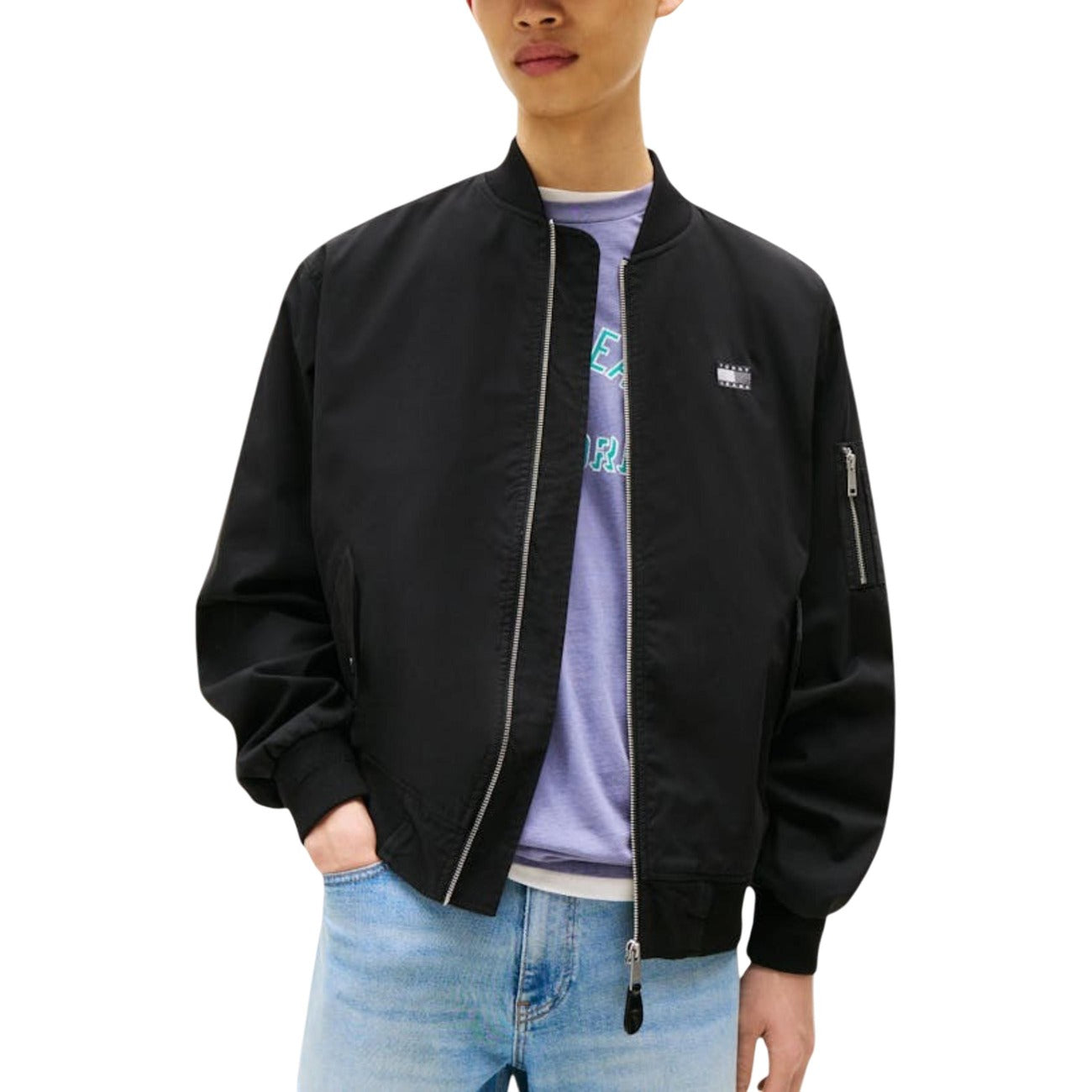 Bomber Tommy Jeans Nero; 85% Cotone Rigenerato. Chiusura a zip, taschino sulla manica, finiture a coste. Logo ricamato, tessuto resistente e sostenibile per la mezza stagione. Vista frontale 