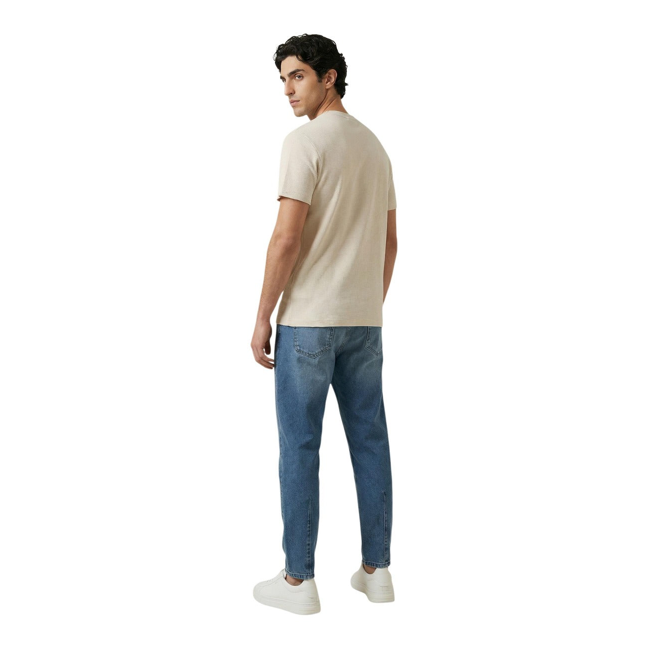 Dettaglio t-shirt Calvin Klein Jeans uomo beige con logo applicato e vestibilità regular