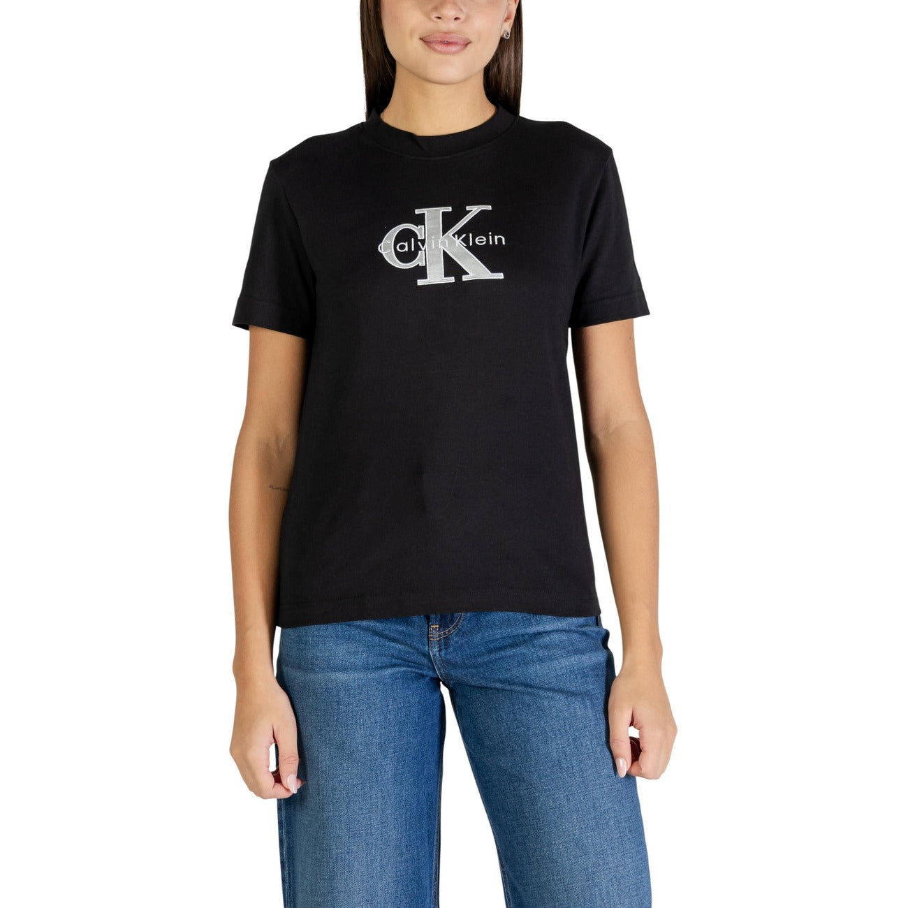 T-shirt donna Calvin Klein Jeans; 100% cotone, logo frontale stampato, maniche corte. Taglio classico e versatile. Colore nero. Vista frontale 