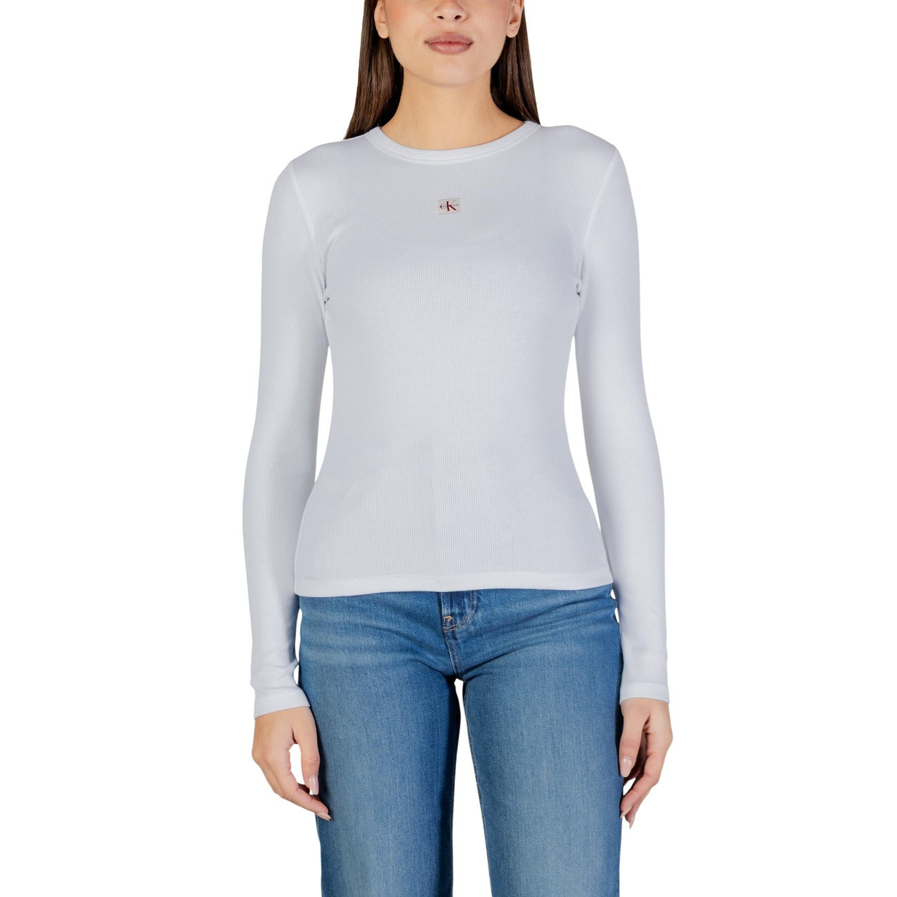 Maglia Manica Lunga CK Jeans; Bianco Ottico. 94% Cotone, 6% Elastam. Vestibilità slim-fit, logo ricamato, scollo tondo. Perfetta per il layering e la mezza stagione. 