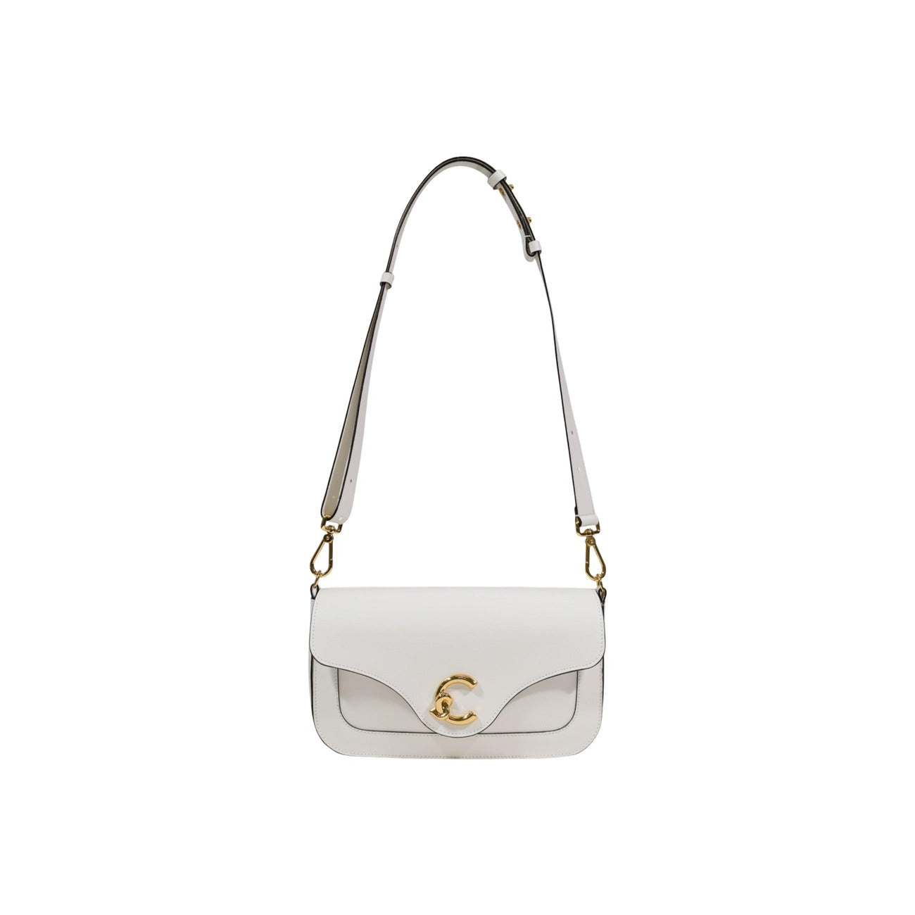Coccinelle C-Me Shoulder Bag; pelle bianca martellata, chiusura magnetica, logo iconico C-Me. Dimensioni medie, versatile e resistente. Vista ffrontale con dettaglio logo 