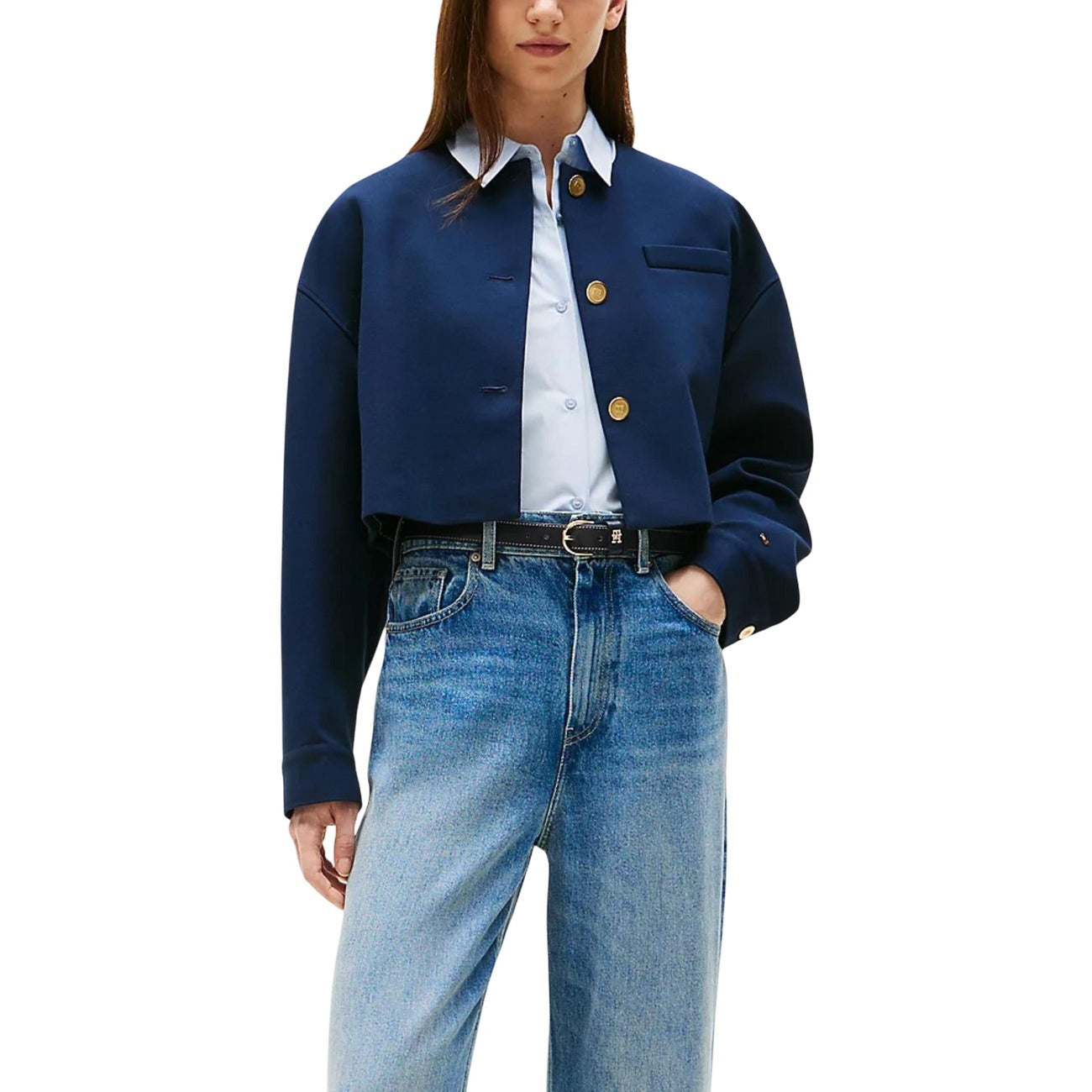 Blazer blu Tommy Hilfiger corto senza colletto; tessuto morbido stretch con bottoni oro e branding iconico, taglio cropped moderno e vestibilità regolare, perfetto come capospalla leggero. Vista frontale 