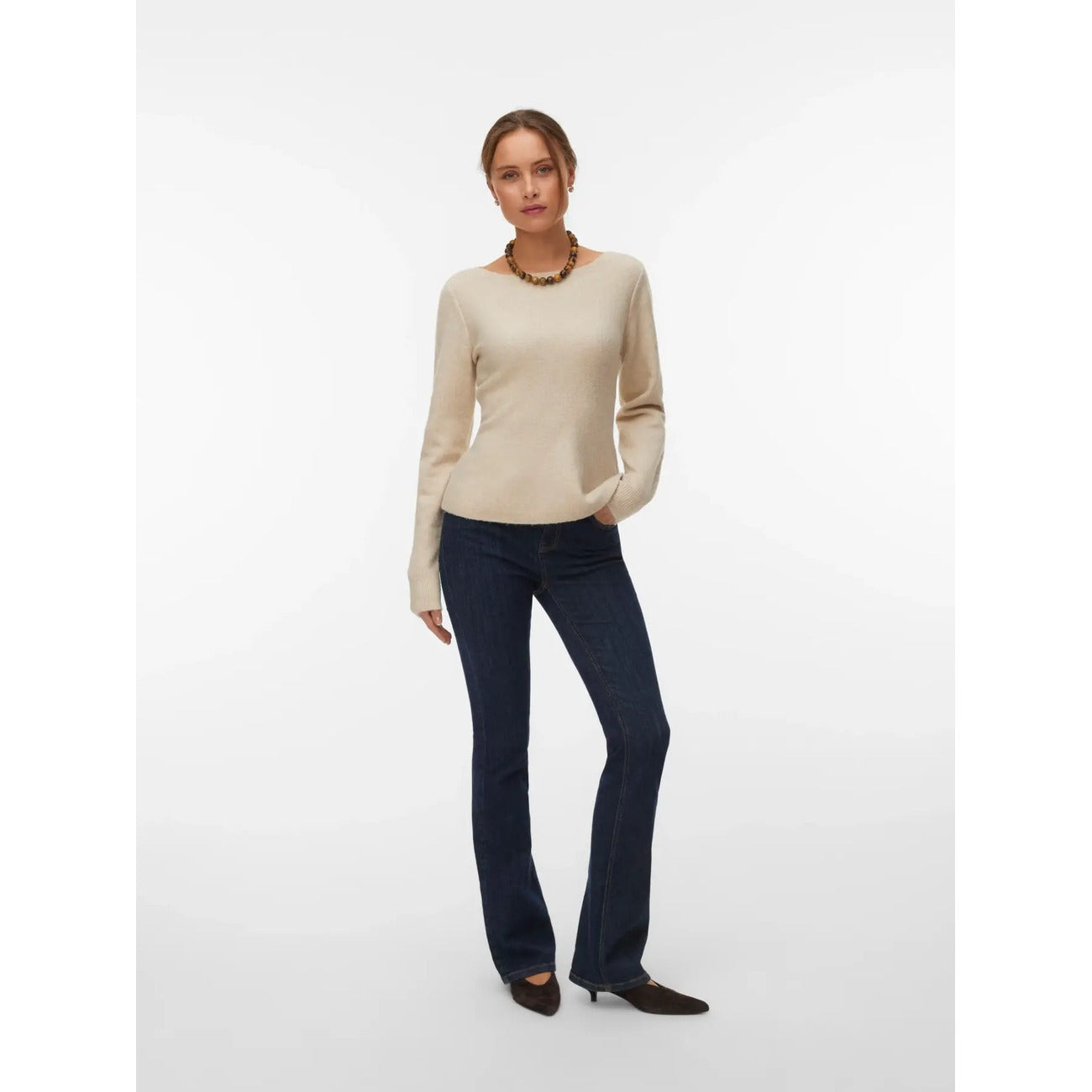 Pullover Donna Aderente Beige Vero Moda; Maglia elastica in poliestere con scollo a barca e dettaglio volant. Maniche lunghe con polsini a coste, vestibilità bodycon, stile casual-chic autunno-inverno. Figura intera frontale 