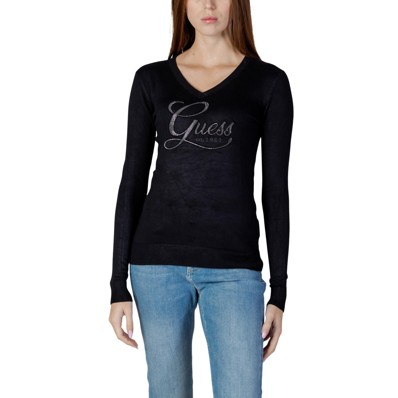 Maglia Guess Stephanie; nera. 82% Viscosa, 16% Poliammide, 2% Elastam. Scollo a V, logo gioiello, maniche lunghe. Tessuto fluido e aderente, stile chic quotidiano.