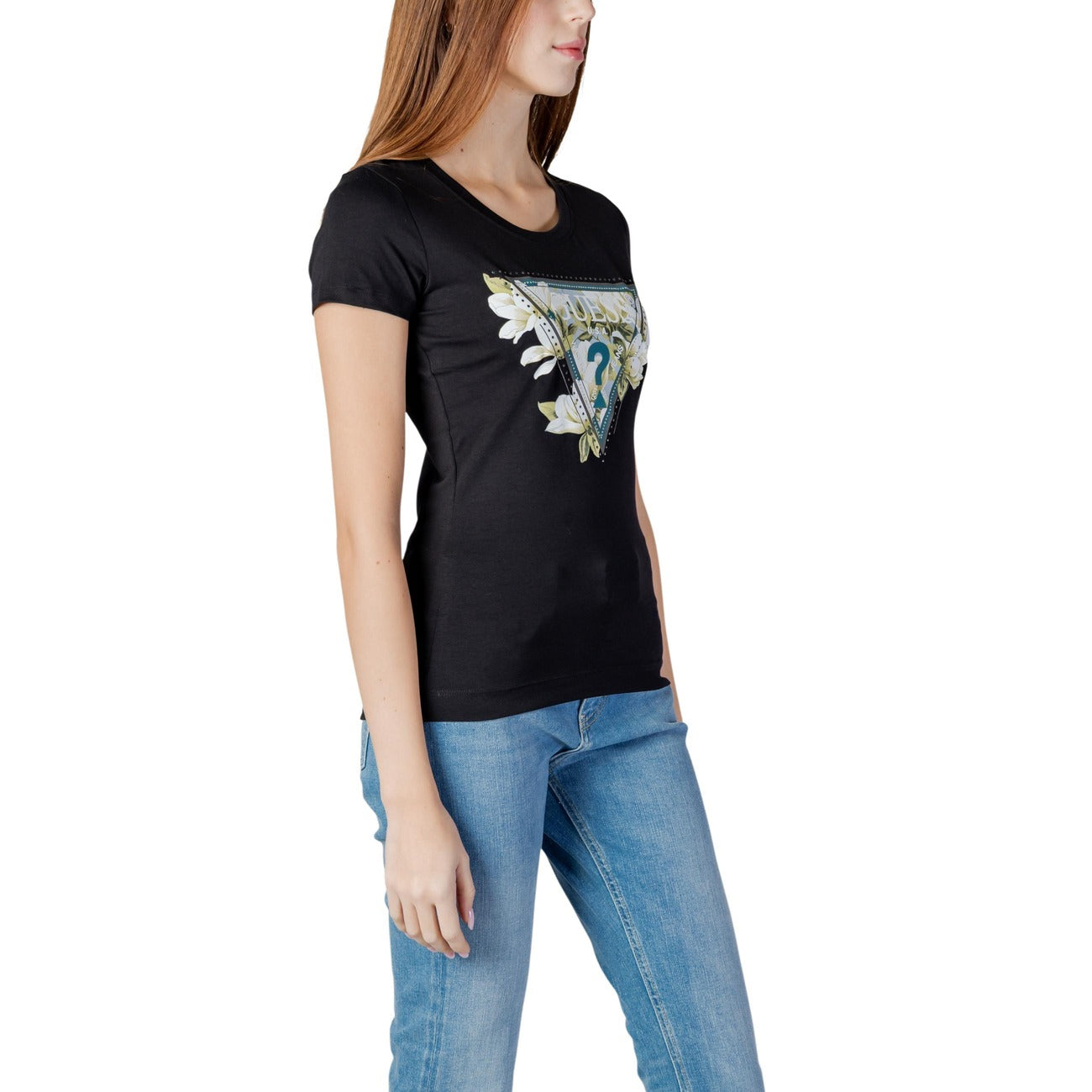 T-shirt Guess Camelia Triangle; Nero. Cotone elasticizzato, vestibilità slim. Logo con strass applicati, girocollo, maniche corte. Stile iconico e femminile. Vista laterale 