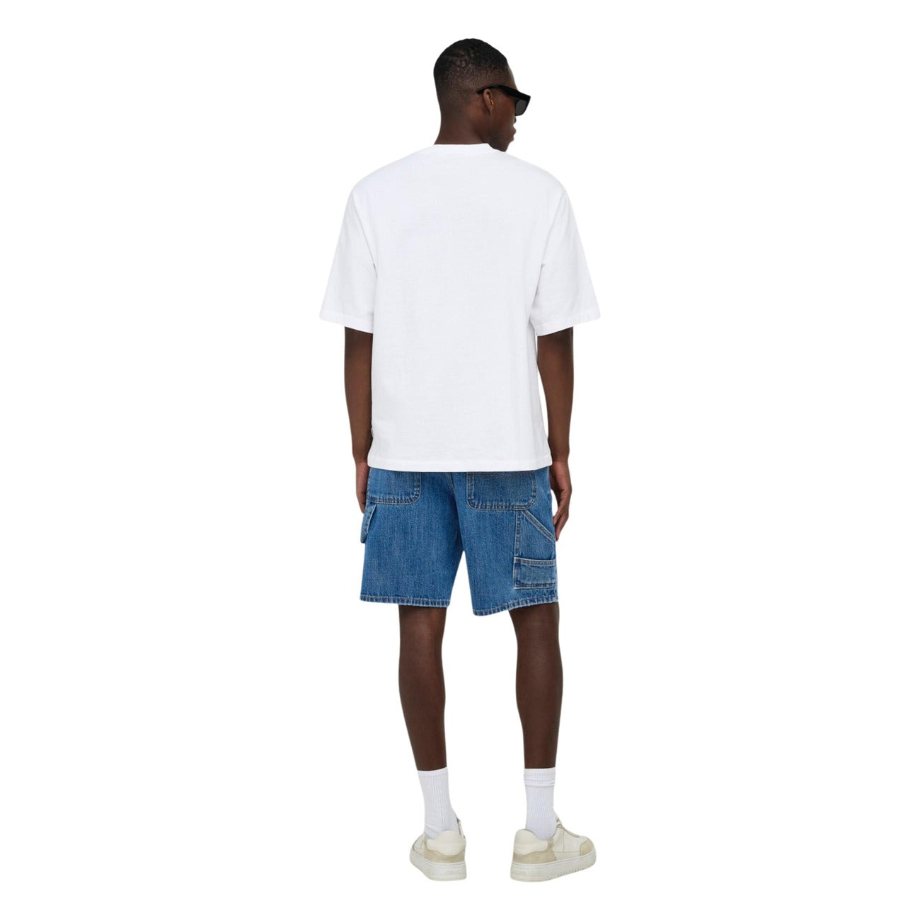 Bermuda Jeans Only & Sons Carpenter; Blu Stonewash. 100% Cotone, Loose Fit, dettagli utility e tasche cargo. Orlo a taglio vivo destroyed, stile workwear contemporaneo per la stagione estiva. Figura intera posteriore
