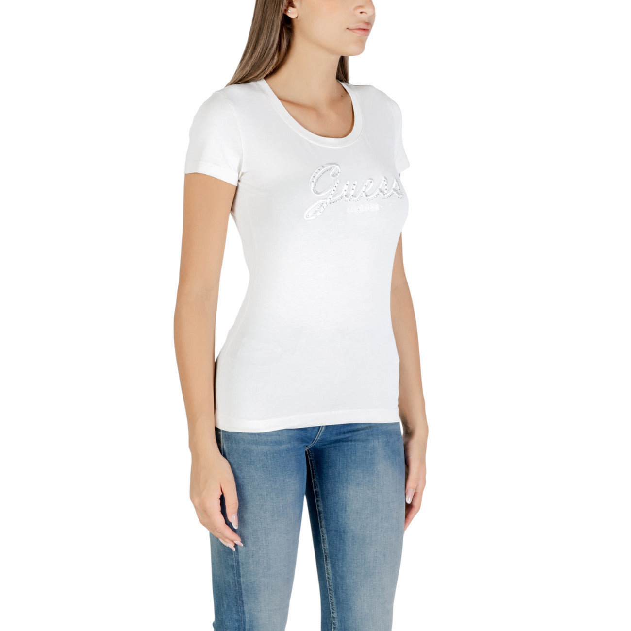 T-shirt Guess EMBRO SCRIPT LOGO donna bianca con strass maniche corte scollo tondo 95% cotone 5% elastan - vista laterale indossata da modello