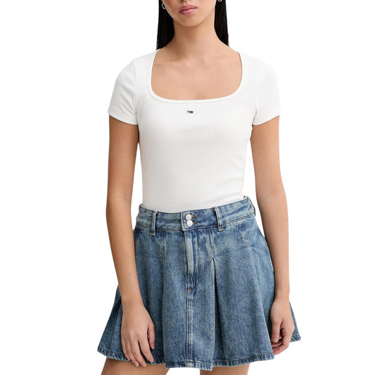T-shirt Tommy Hilfiger Square Neck; Bianco Ottico. 58% Cotone Rigenerato, 38% Poliestere Riciclato, 4% Elastam. Scollatura squadrata, logo ricamato, vestibilità stretch. Stile casual-chic per tutte le stagioni. Vista frontale 