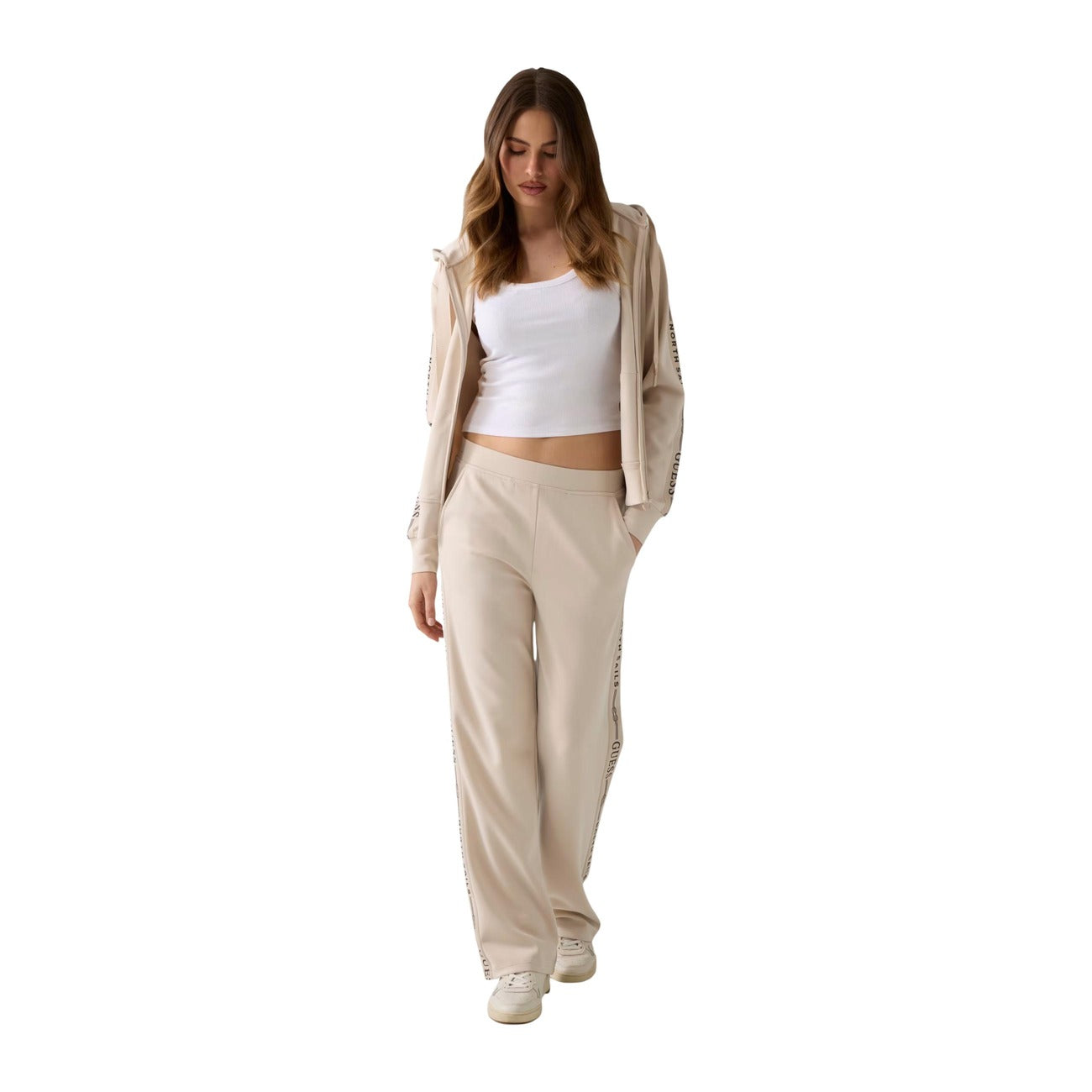 Felpa Guess donna beige con zip W6GQ03 K2656. Felpa aperta con cappuccio in modal e tessuto stretch, cerniera frontale, tasche e dettagli logo sulle maniche, abbigliamento sportivo mezza stagione.