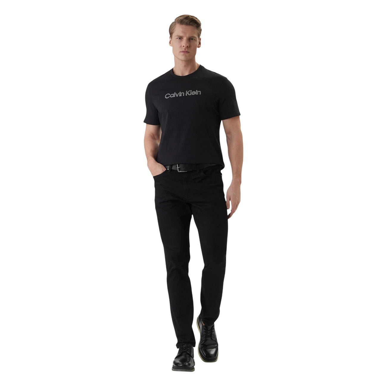 Calvin Klein LV04LF809G, t-shirt nera uomo in puro cotone con logo ricamato; vestibilità regolare, maniche corte e finiture di alta qualità per uno stile casual-chic. Vista frontale Figura intera