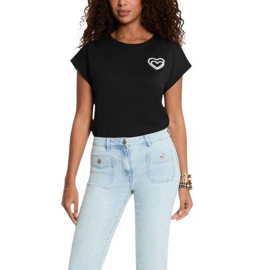 T-shirt Morgan De Toi Nera; 50% Cotone, 50% Modal. Cuore ricamato frontale, maniche corte, vestibilità regular. Tessuto fluido anti-piega, stile casual-chic per la stagione calda. Vista frontale indossata da modella 