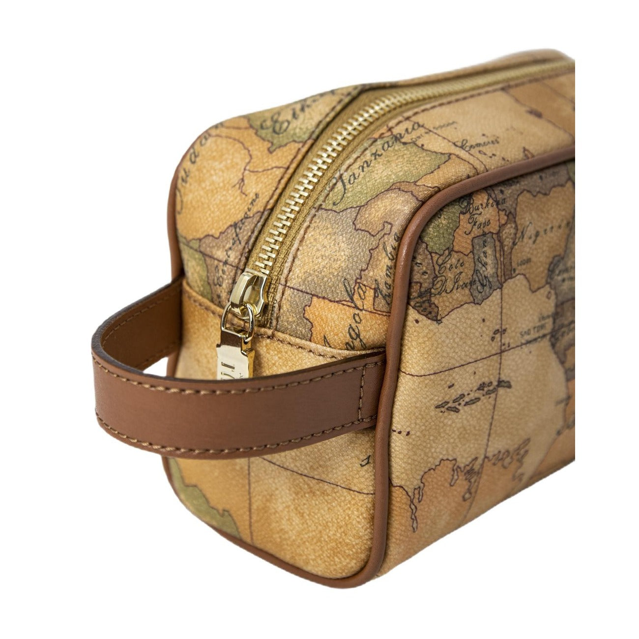 Beauty-case uomo Alviero Martini 1ᴬ Classe; Stampa Geo Classic. Chiusura con zip, manicotto laterale, dettagli in oro chiaro. Interno logato con tasca. Accessorio da viaggio funzionale e iconico.