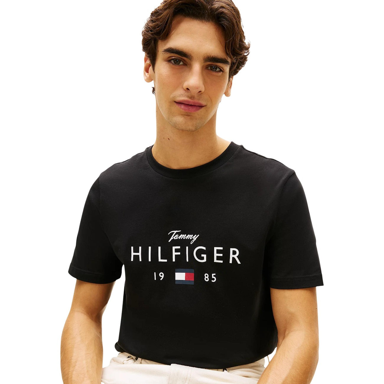 T-shirt Tommy Hilfiger Nera; 100% Cotone. Maxi logo frontale con Flag, maniche corte, vestibilità regular. Girocollo a costine, tessuto morbido e resistente, stile casual iconico.