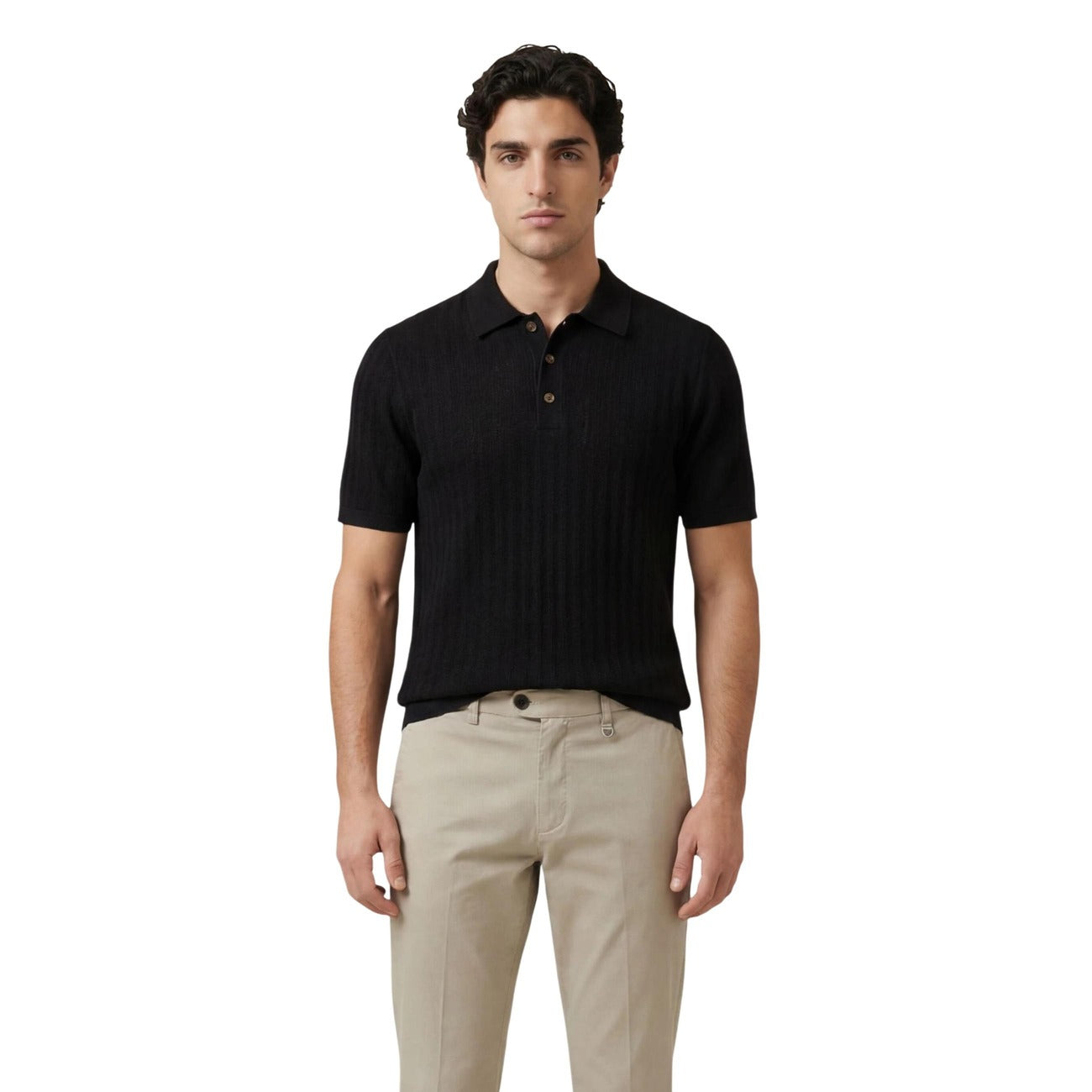Polo nera Only & Sons Onsmoon Knit, 80% cotone e 20% nylon, texture in maglia fine e chiusura a tre bottoni; maglia polo leggera dalla vestibilità regular e stile ricercato. Vista frontale 