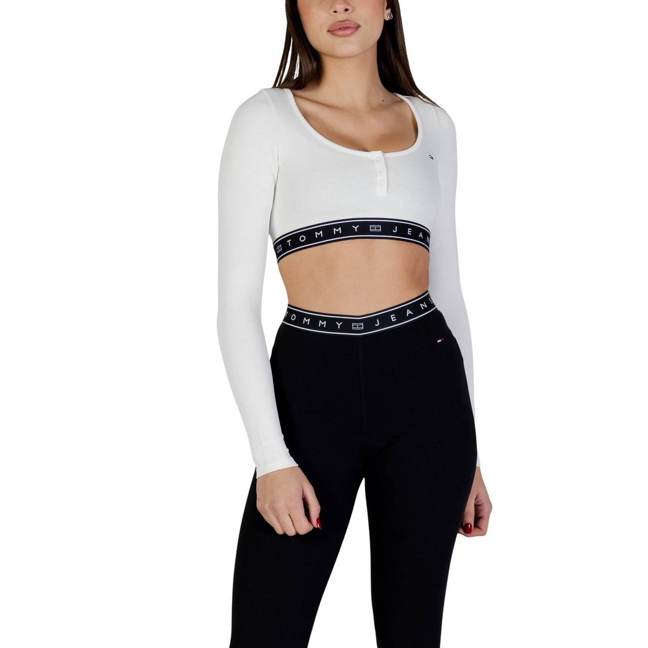 T-shirt Tommy Hilfiger Jeans donna bianca manica lunga scollo tondo 50% cotone 44% poliestere 6% elastan - vista frontale indossata da modello figura intera
