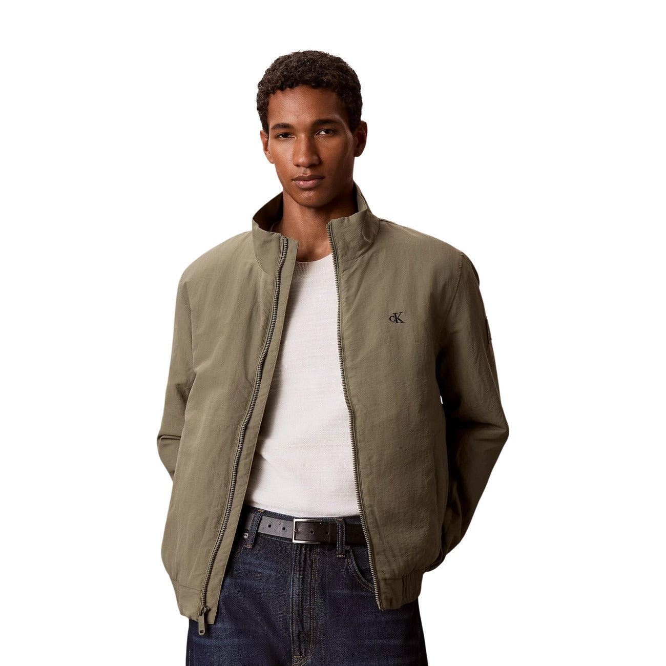 Giambotto bomber uomo Calvin Klein Jeans Harrington Jacket verde oliva C1822T0H3. Giacca impermeabile e antivento da uomo con cerniera lampo a 2 vie, collo alto, tasche frontali e fodera leggera, abbigliamento uomo autunno inverno.