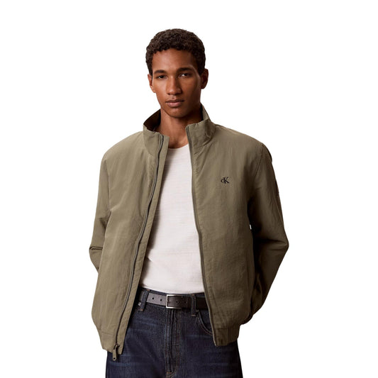 Giambotto bomber uomo Calvin Klein Jeans Harrington Jacket verde oliva C1822T0H3. Giacca impermeabile e antivento da uomo con cerniera lampo a 2 vie, collo alto, tasche frontali e fodera leggera, abbigliamento uomo autunno inverno.