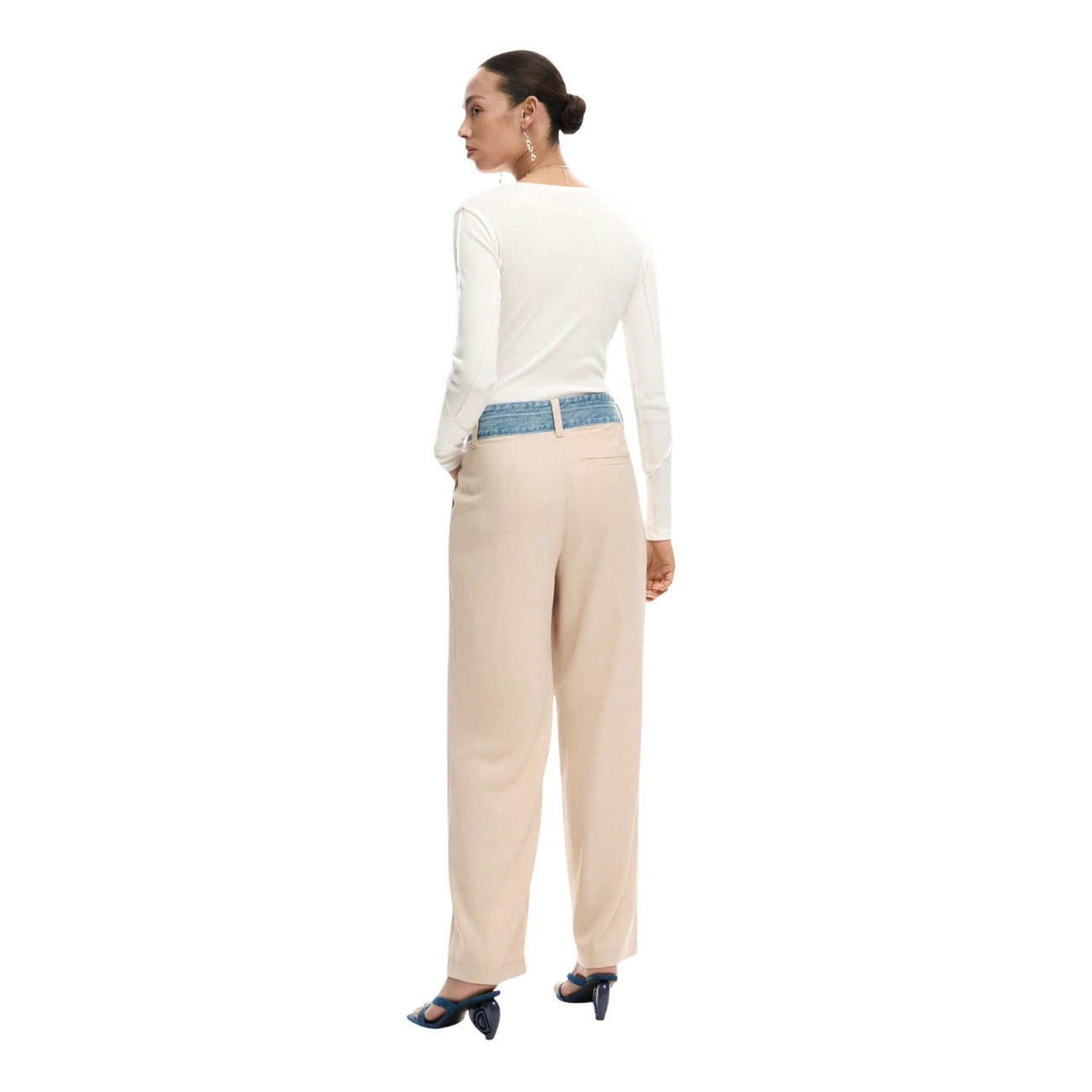 Pantaloni Desigual donna beige con zip e bottone - vista posteriore indossata da modello
