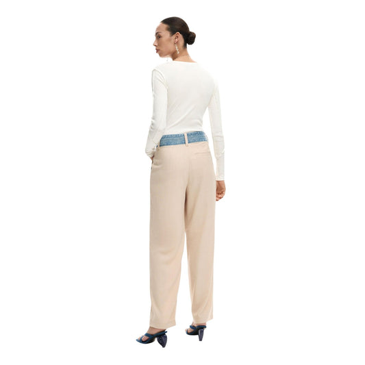 Pantaloni Desigual donna beige con zip e bottone - vista posteriore indossata da modello
