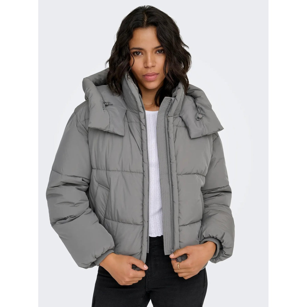 Piumino corto donna Only – Giacca invernale con cappuccio e zip 15366705.