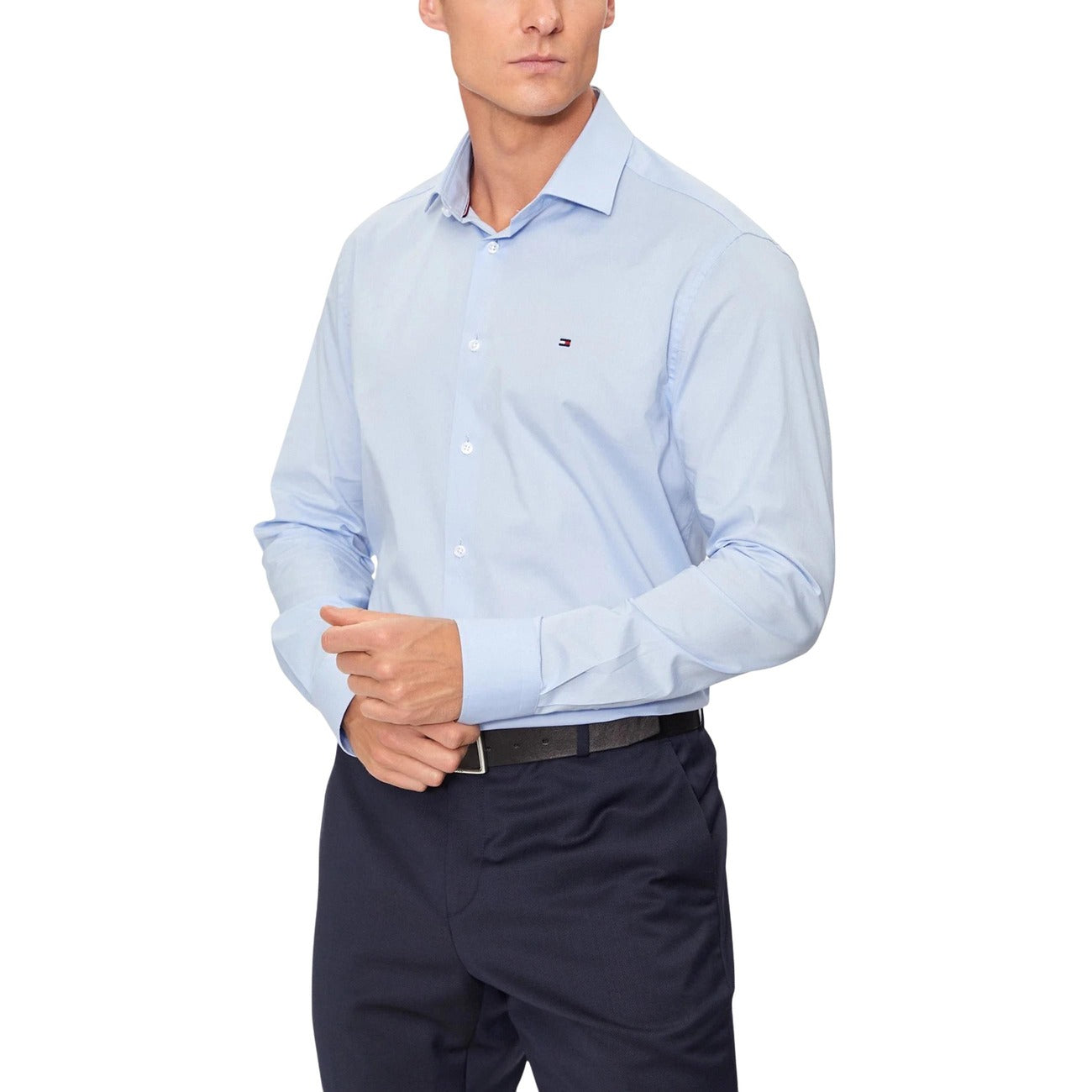 Camicia Tommy Jeans; 100% Popeline di Cotone. Regular fit, colletto semifrancese, logo ricamato. Tessuto fresco e versatile per ogni occasione. Colore azzurro vista frontale 