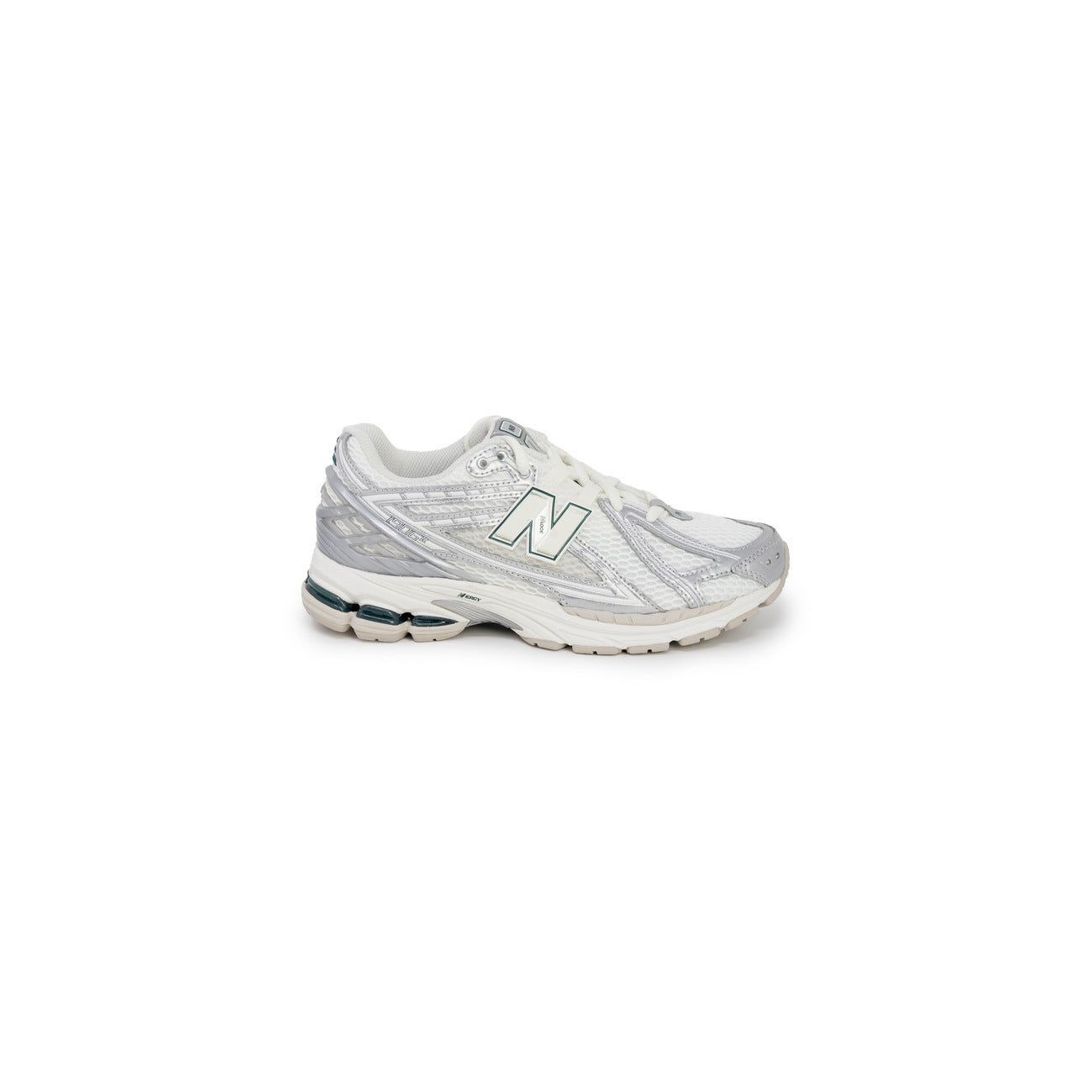 sneaker New Balance 1906R di colore argento e bianco con tomaia in mesh e materiale sintetico vista laterale 