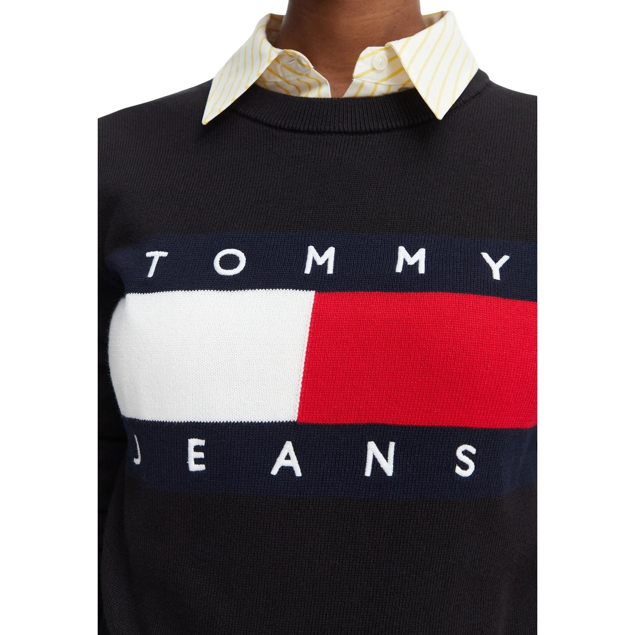 Maglia Tommy Jeans donna nera DW0DW22930. Pullover girocollo in 100% cotone biologico con logo flag oversize intarsiato sul petto, vestibilità regular e spalle calate, abbigliamento donna autunno inverno.