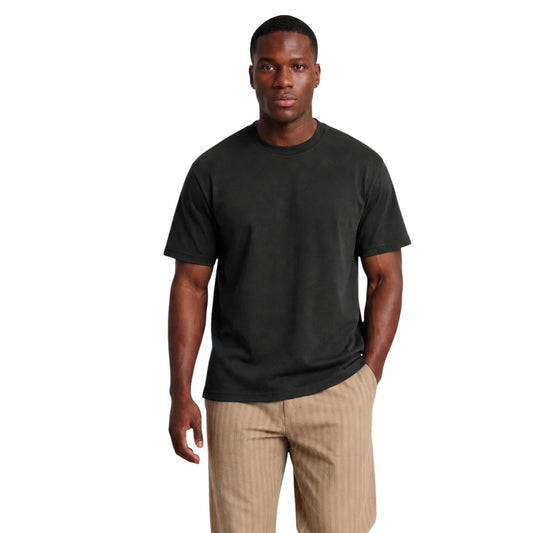 T-shirt Nera Hydra Clothing; 100% Cotone. Girocollo a costine, maniche corte, vestibilità regular. Leggera, traspirante e versatile. L'elemento base fondamentale per ogni outfit maschile. Vista frontale 