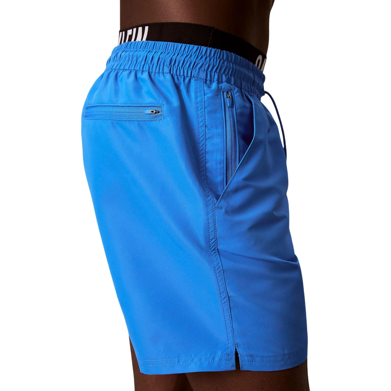 Costume Boxer Uomo Intense Power; Vita Doppia. Tessuto tecnico quick-dry, logo Calvin Klein in grassetto sulla fascia elastica. Taglio corto, vestibilità atletica e moderna. Vista laterale 