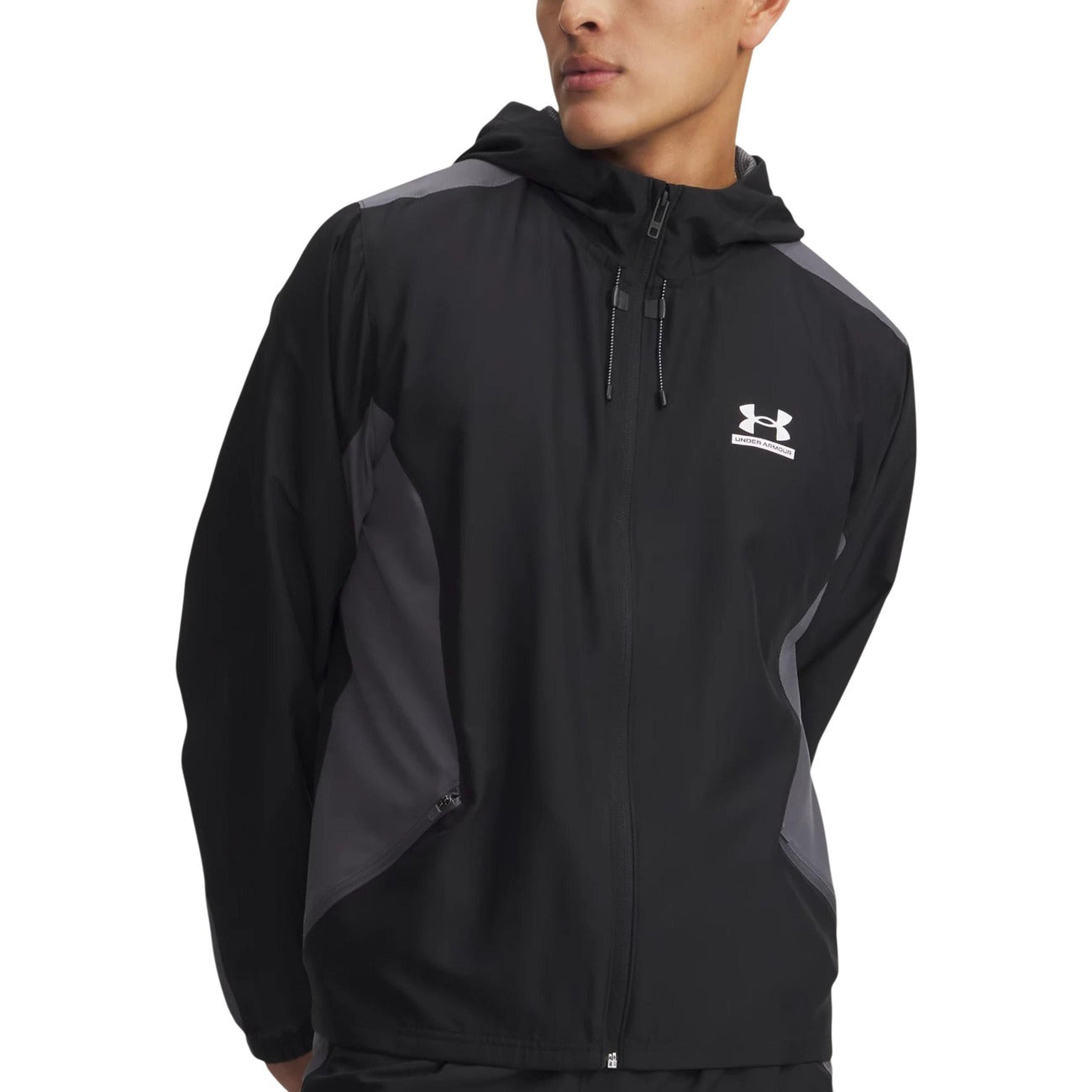Giacca Under Armour UA TECH SPORT WOVEN JKT uomo nera con cerniera cappuccio maniche lunghe tasche anteriori 100% poliestere - vista frontale indossata da modello
