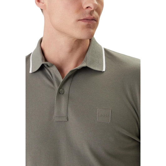 BOSS Passertip Polo 10256683; 95% cotone, 5% elastan, colletto a contrasto, logo applicato. L'eleganza classica BOSS in un capo quotidiano confortevole. Colore grigio vista frontale Dettaglio logo 