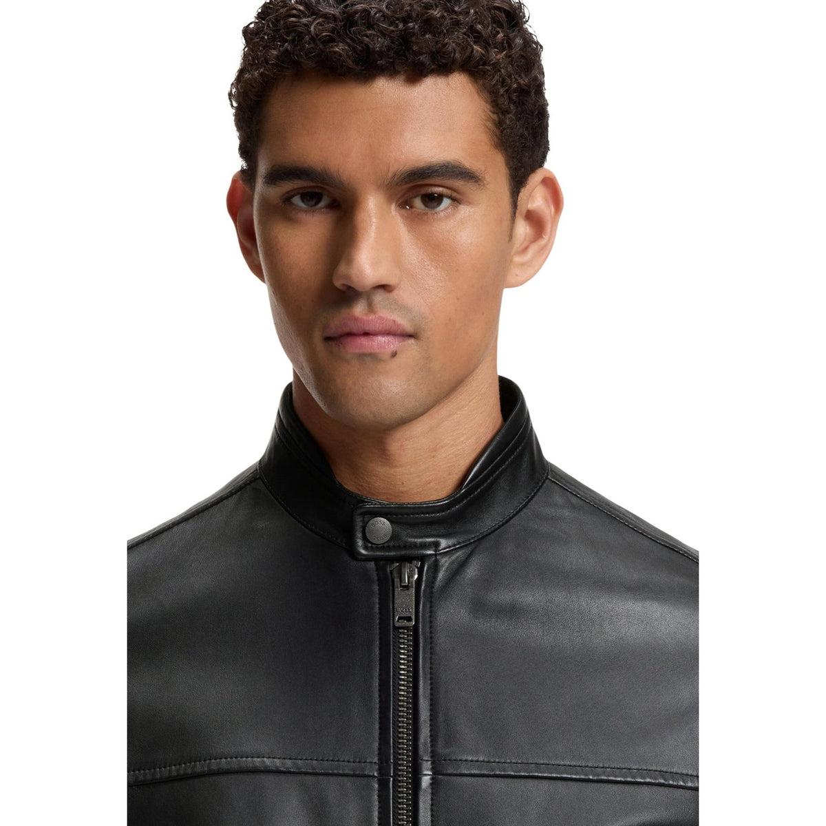 Giacca pelle nera uomo BOSS JOSLAY1. Giubbotto biker slim fit in 100% pelle sostenibile certificata LWG con colletto imbottito e dettagli metallici.