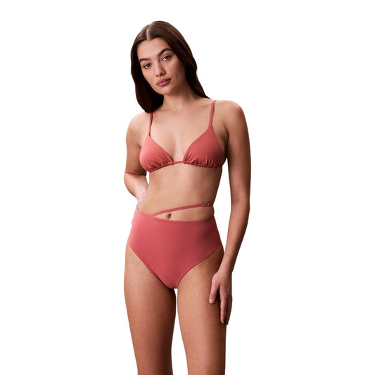 Slip Bikini Vita Alta Calvin Klein; Rosa. Tessuto asciugatura rapida, cintura asimmetrica con logo metallico. Interamente foderato, vestibilità modellante e stile ricercato. Frontale 