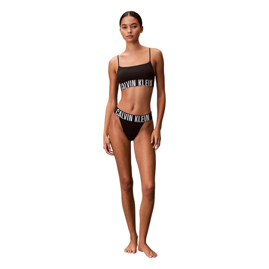 Perizoma Calvin Klein donna nero modello INTENSE POWER HIGH LEG THONG. Perizoma sgambato sportivo in microfibra nera ed elastan con fascia elastica logata in vita bianca e nera, slip intimo femminile traspirante e confortevole per l'uso quotidiano.