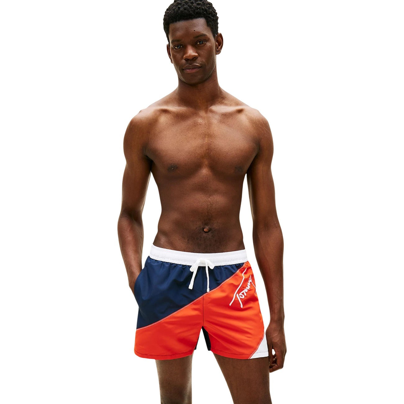 Costume Shorts Tommy Jeans Color Block; Microfibra. Lunghezza media (40,5 cm), tasche laterali e posteriore. Logo ricamato, asciugatura rapida, stile d'ispirazione vintage. Vista frontale 