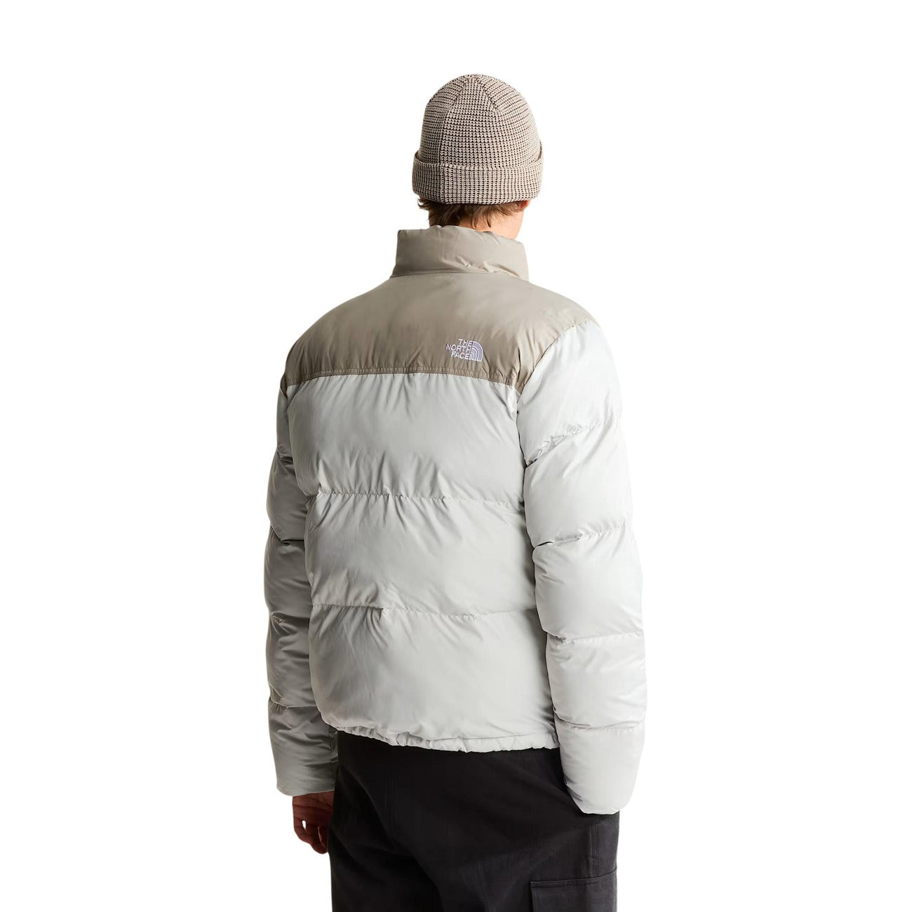 Giubbotto The North Face Saikuru uomo Cumulus Cloud Stone Slab. Giacca corta squadrata antivento da uomo grigio chiaro con imbottitura ecologica in poliestere riciclato, collo alto, tasca interna al petto e polsini elasticizzati, giubbotto invernale outdoor.
