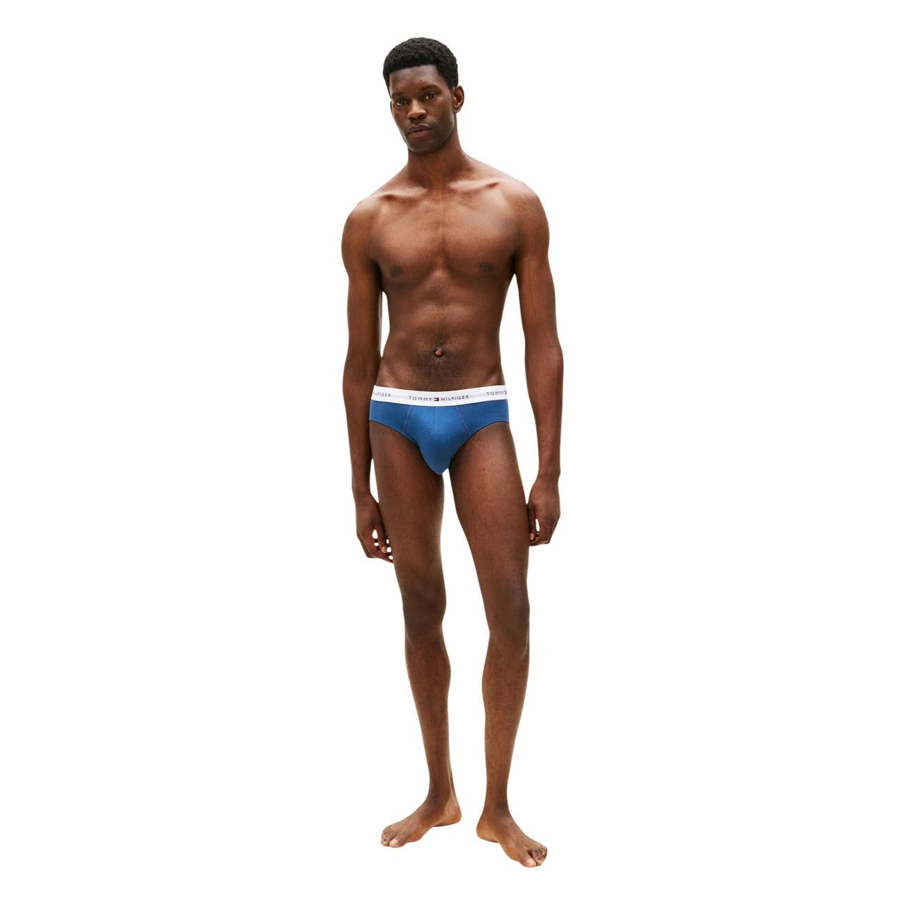 Pack 3 Slip Tommy Hilfiger; 1 Nero + 2 Blu. 95% Cotone Rigenerato, elastico logato a contrasto, vestibilità stretch. Biancheria intima eco-responsabile, traspirante e resistente.Figura intera 