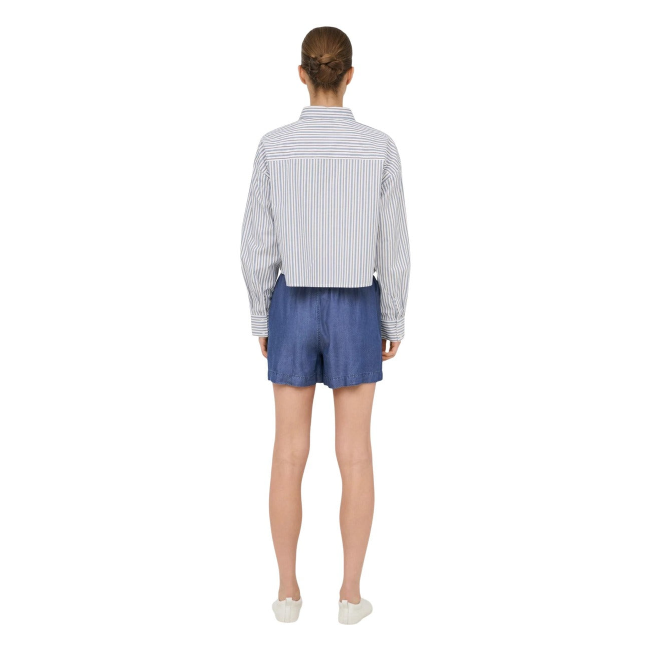 Bermuda TENCEL™ Lyocell; chiusura con cordino, fit regolare, lunghezza corta. Il bermuda sostenibile e ultra-morbido per uno stile quotidiano senza sforzo. Vista Posteriore 