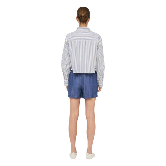 Bermuda TENCEL™ Lyocell; chiusura con cordino, fit regolare, lunghezza corta. Il bermuda sostenibile e ultra-morbido per uno stile quotidiano senza sforzo. Vista Posteriore 